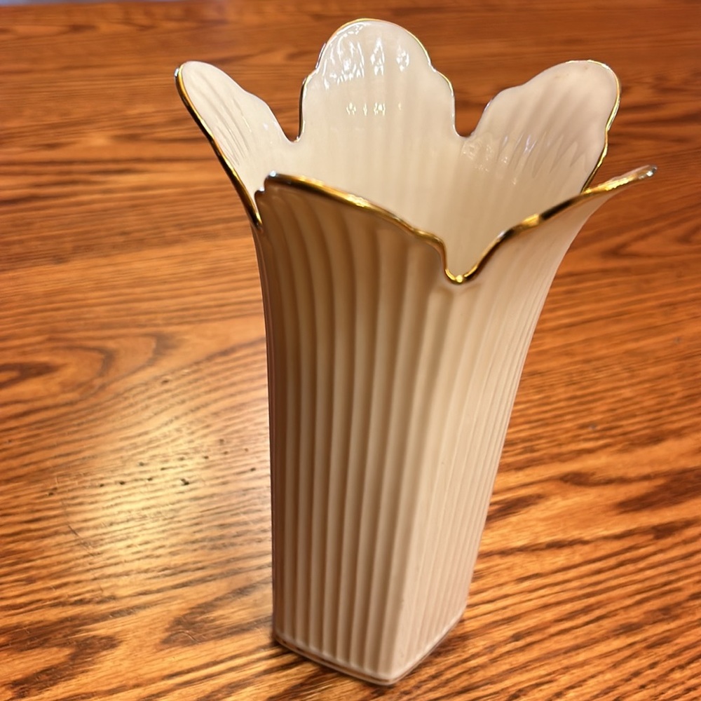 Lenox Meridian Collection Cream & 24K Gold Ribbed Anniversary Vase